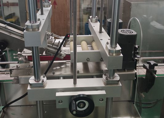 Automatic Linear Screw Capping Machine For Bottle Pump Head Cover Bottles