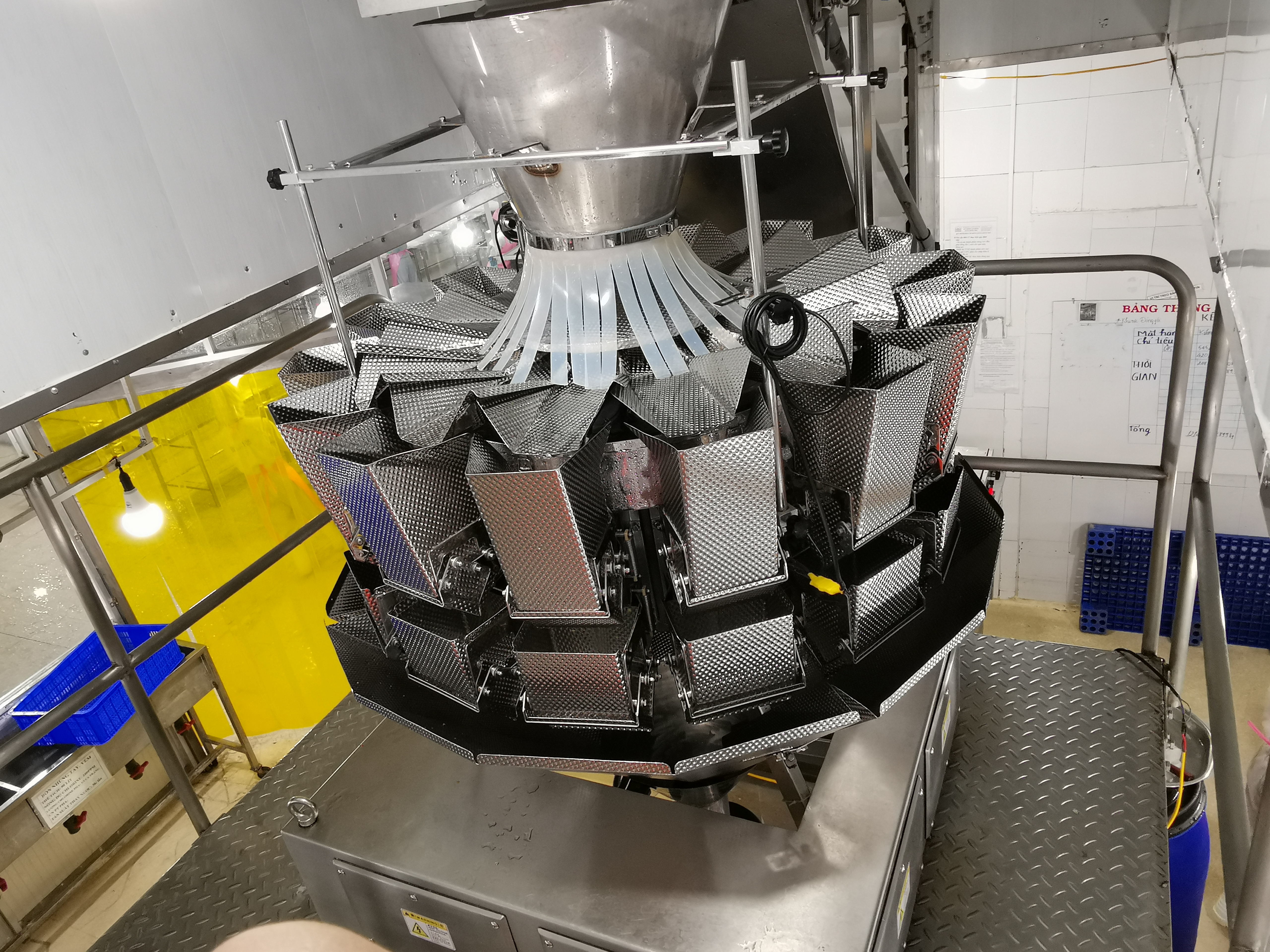 Automatic Waterproof 10 Heads Weigher Cherry Tomato Weighing Equipment For Plastic Tray Clamshells Box