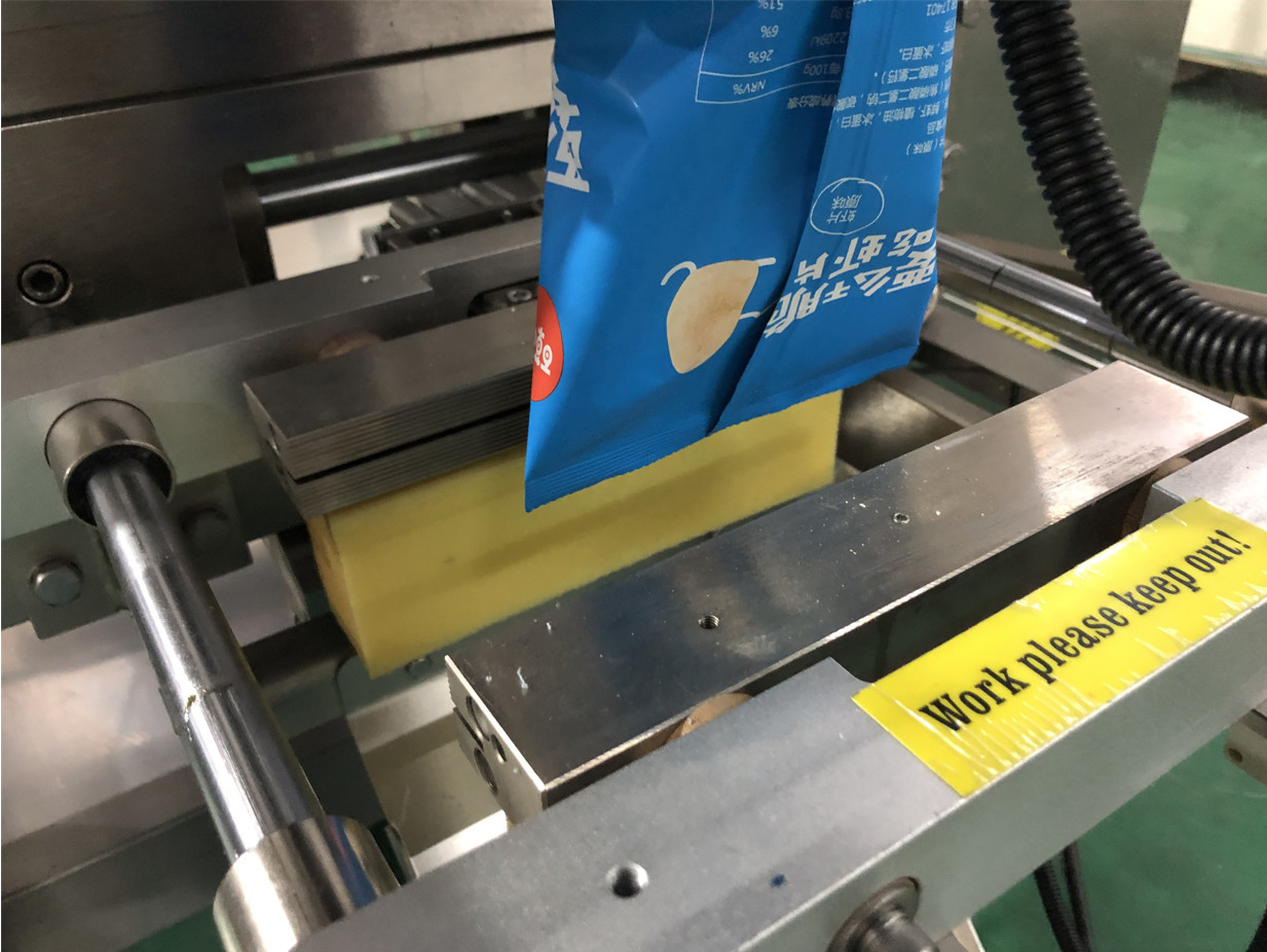 Vertical Pillow Packaging Machine 50g 100g Chips Popcorn Puffed Food Weighing