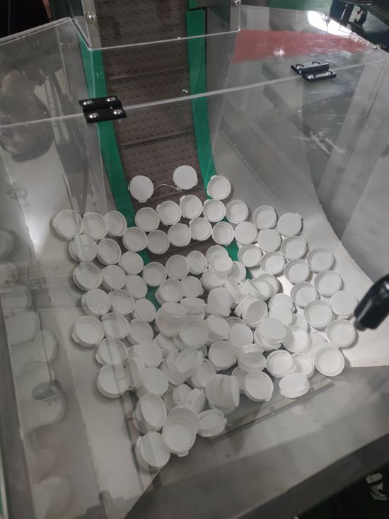 Automatic Linear Screw Capping Machine For Bottle Pump Head Cover Bottles